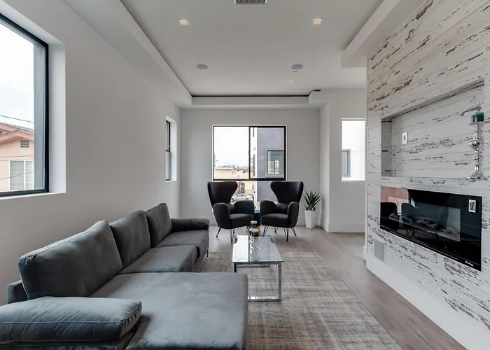 Luxury Modern 4 Bedroom With Rooftop Deck #4